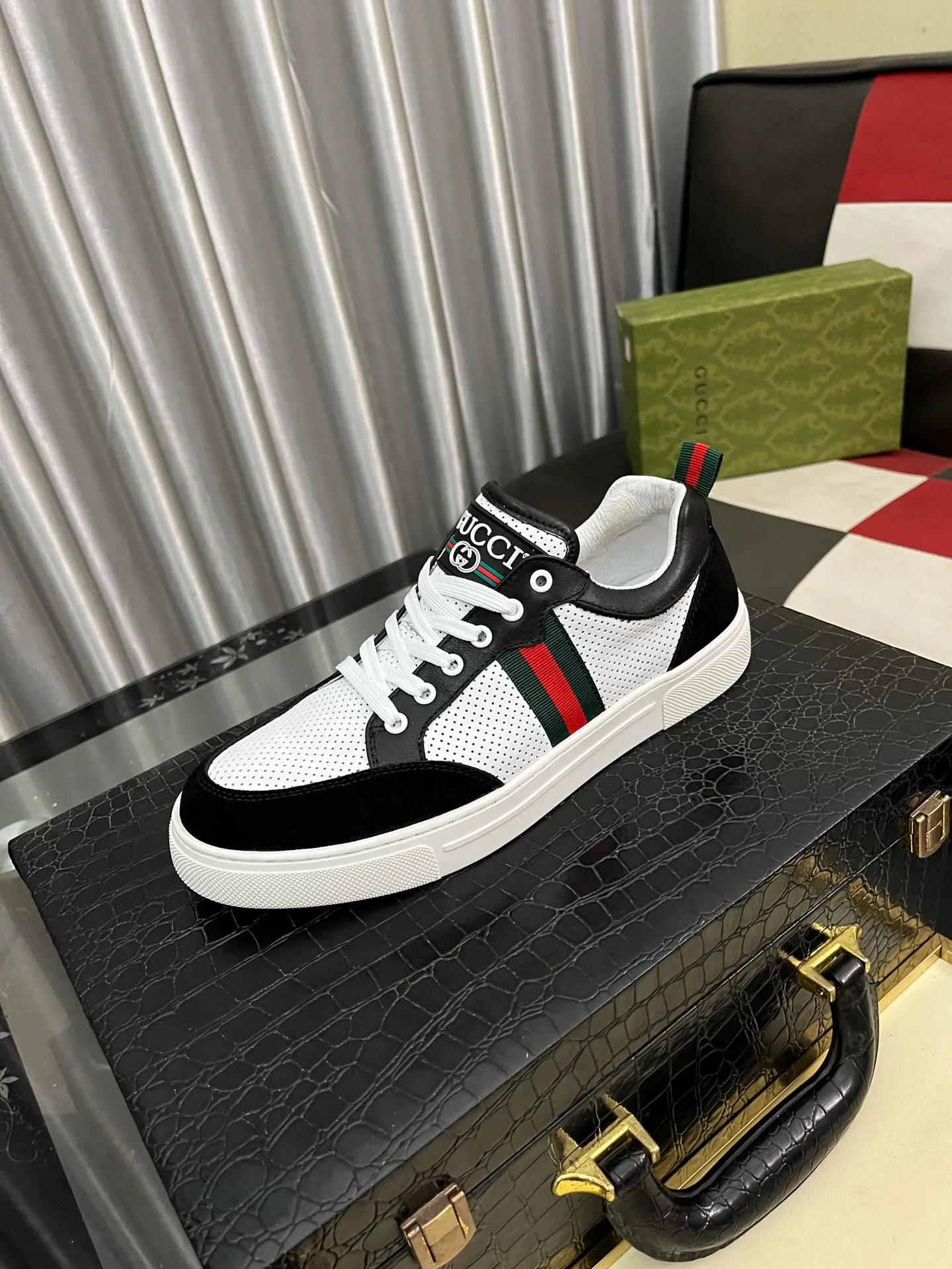 Men's shoes 💰420⌚️⌚️ (GUCCI) Gucci official website men's casual shoes synchronization style, the upper is made of cowhide with imported new brand elements Gucci, showing a good atmosphere, simple design and slip-on style, super versatile, 🐑 leather lining, air-cushion rubber outsole, size 38-442️⃣ colors available